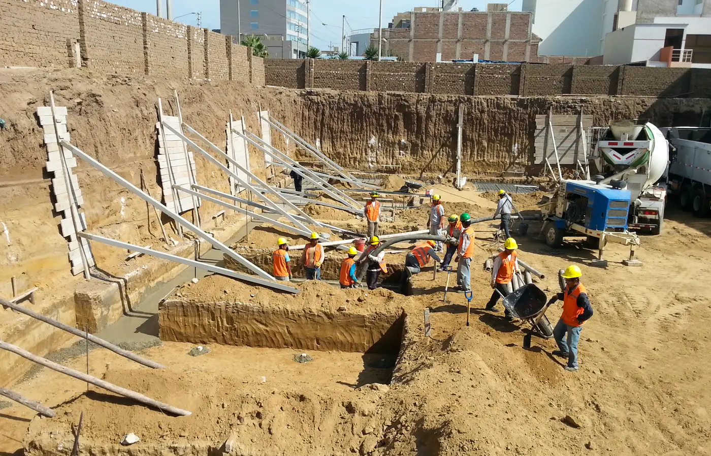 Trabajos de cimentación con cuadrilla de obra
