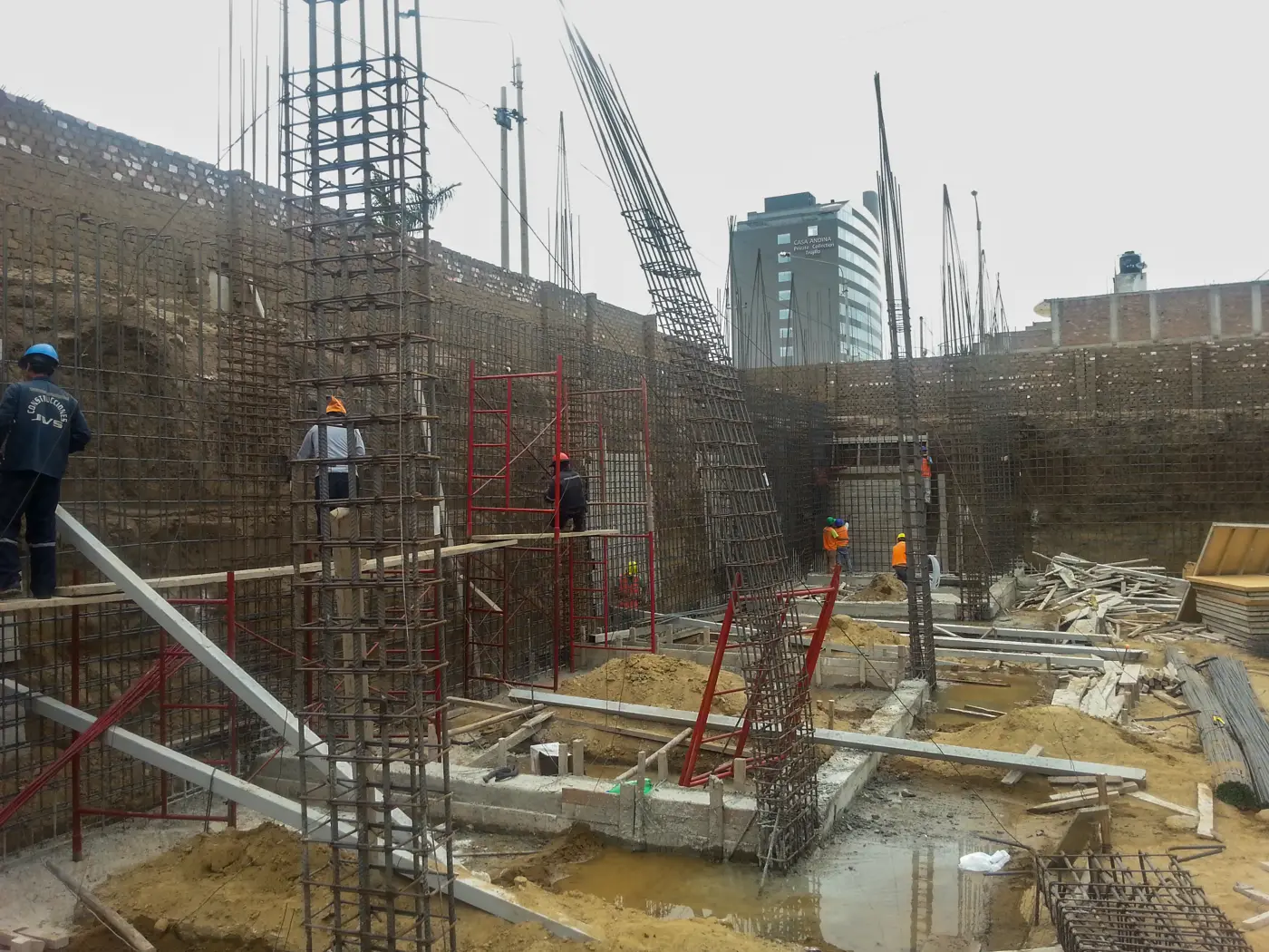 Excavación de sótanos con muros anclados en edificación de GEBÄUDE